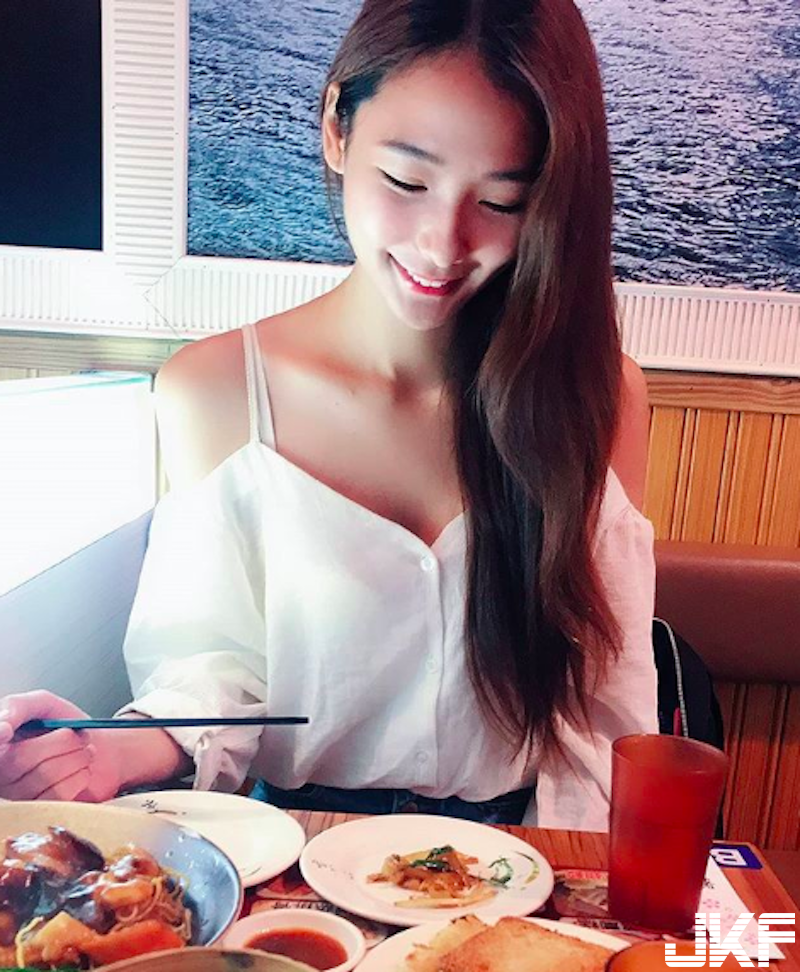 樂華夜市驚見「爆乳正妹」！超甜笑容＋白嫩美乳，低頭吃鍋「豆腐跑出來」啦！