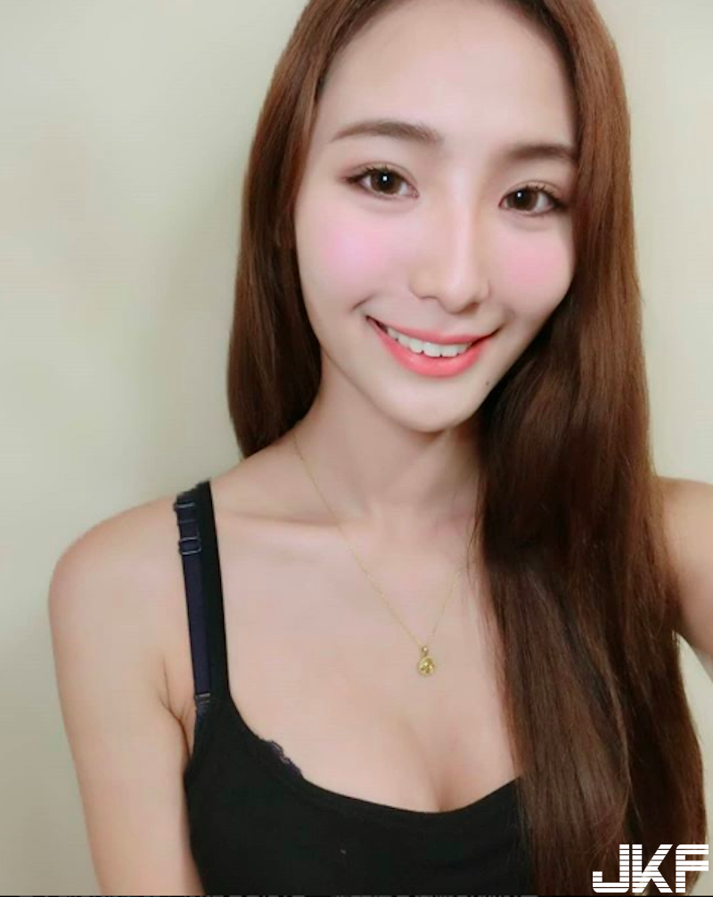樂華夜市驚見「爆乳正妹」！超甜笑容＋白嫩美乳，低頭吃鍋「豆腐跑出來」啦！