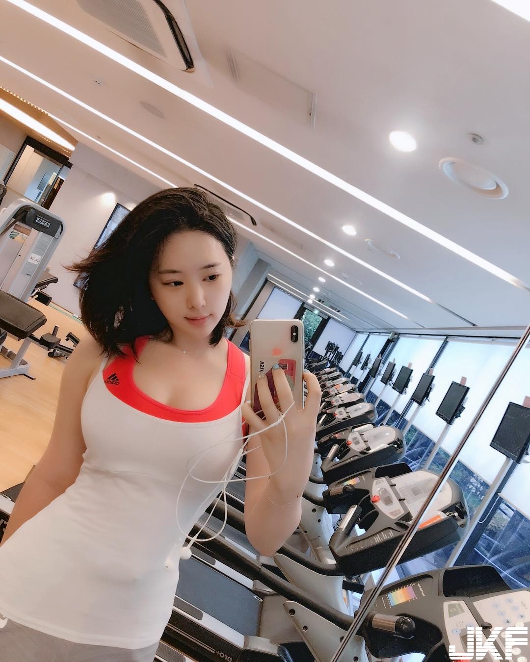把圓領穿成低胸！「爆乳正妹」上圍太豐滿，超飽滿曲線讓上衣快撐不住！