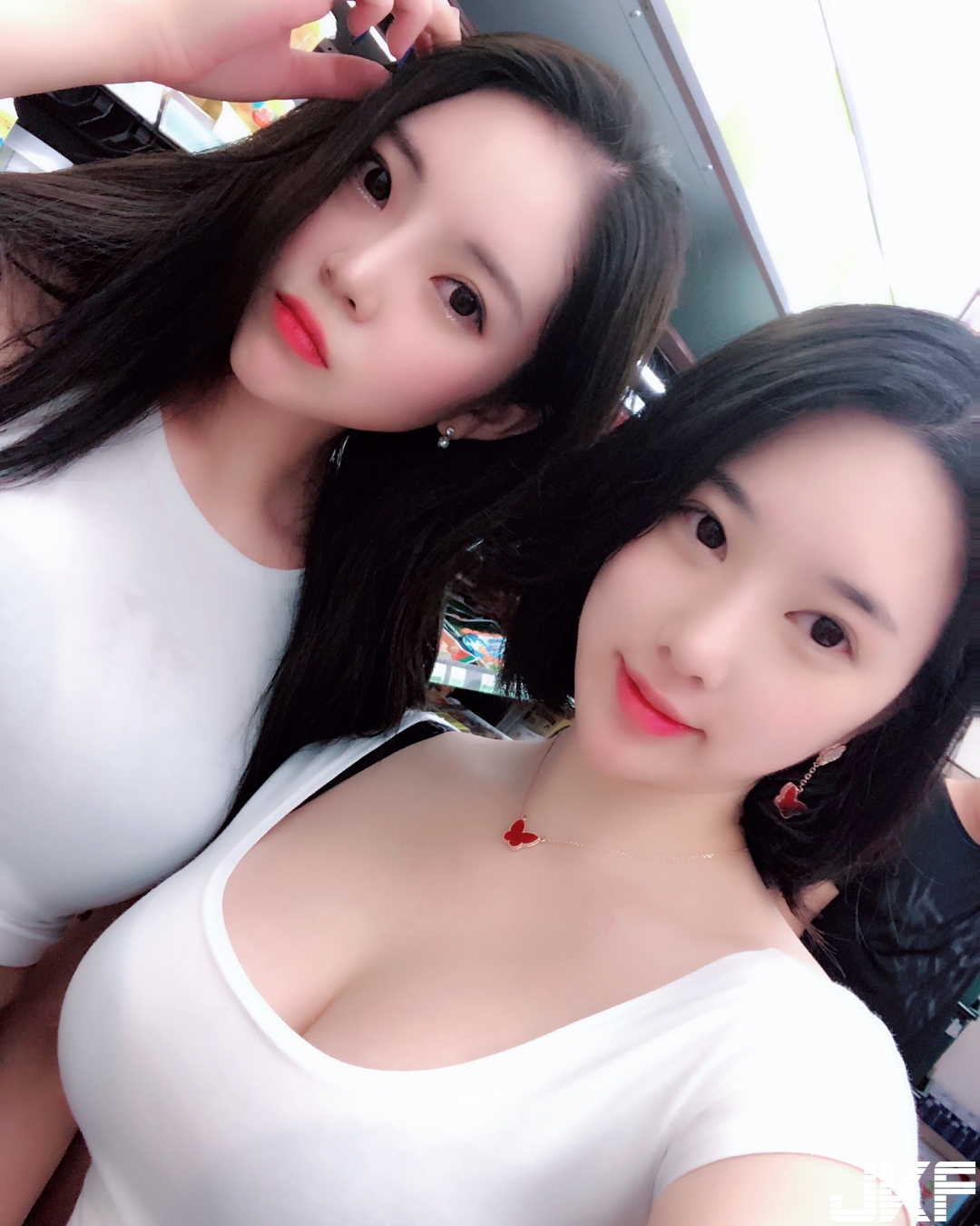 把圓領穿成低胸！「爆乳正妹」上圍太豐滿，超飽滿曲線讓上衣快撐不住！