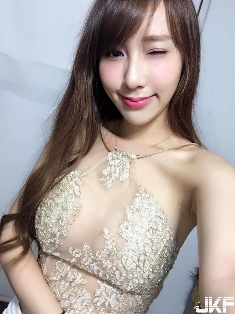 混血正妹「極品美乳」超誘人，泳池自拍「渾圓雙峰」呼之欲出了！