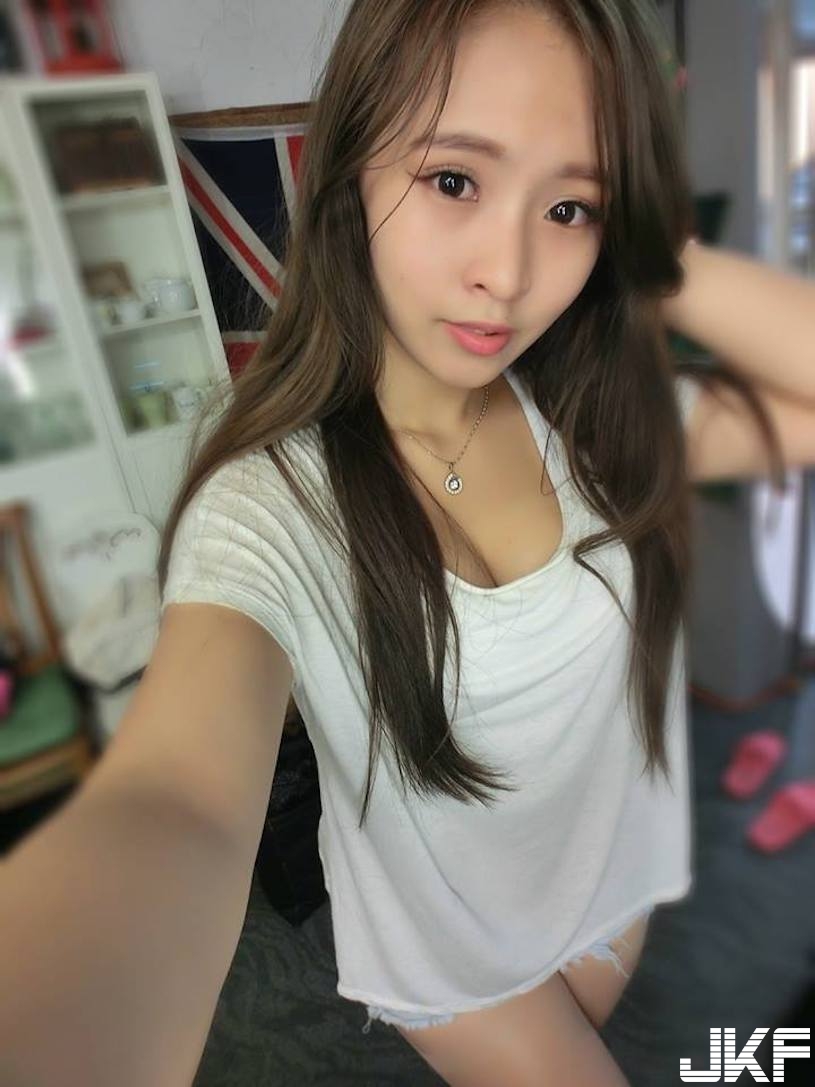 嘟嘴萌妹彎腰露出「渾圓美乳」，超無辜表情讓人秒心動啊！