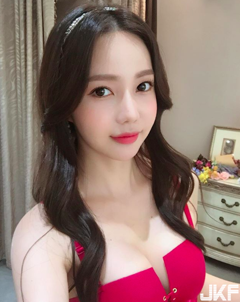 火辣美乳姐姐「胸前太性感」，超惹火 S 曲線「豐唇讓人好想親」！
