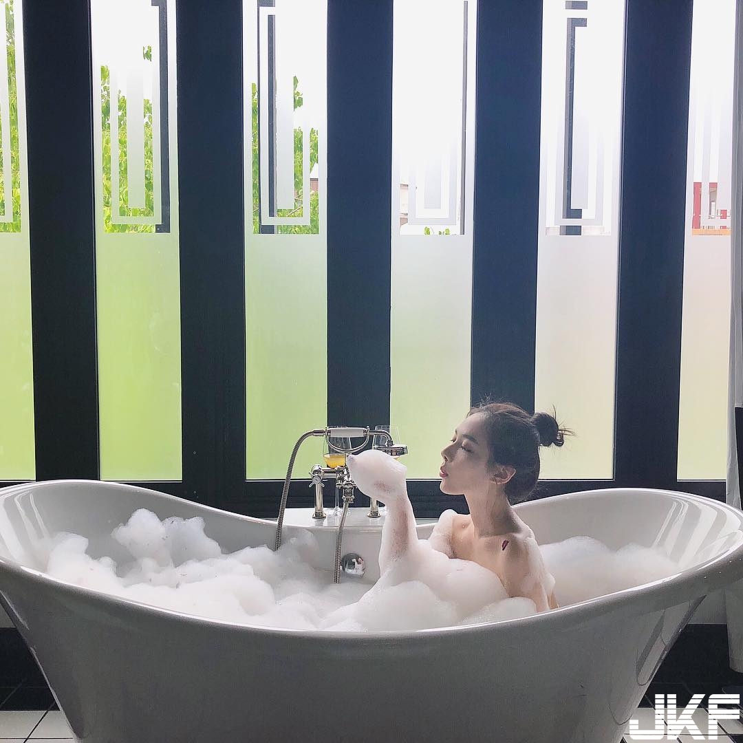 正妹就愛穿薄紗！霸氣外露的「氣質正妹」時尚穿搭搭配緊緻身材，根本就是名模！