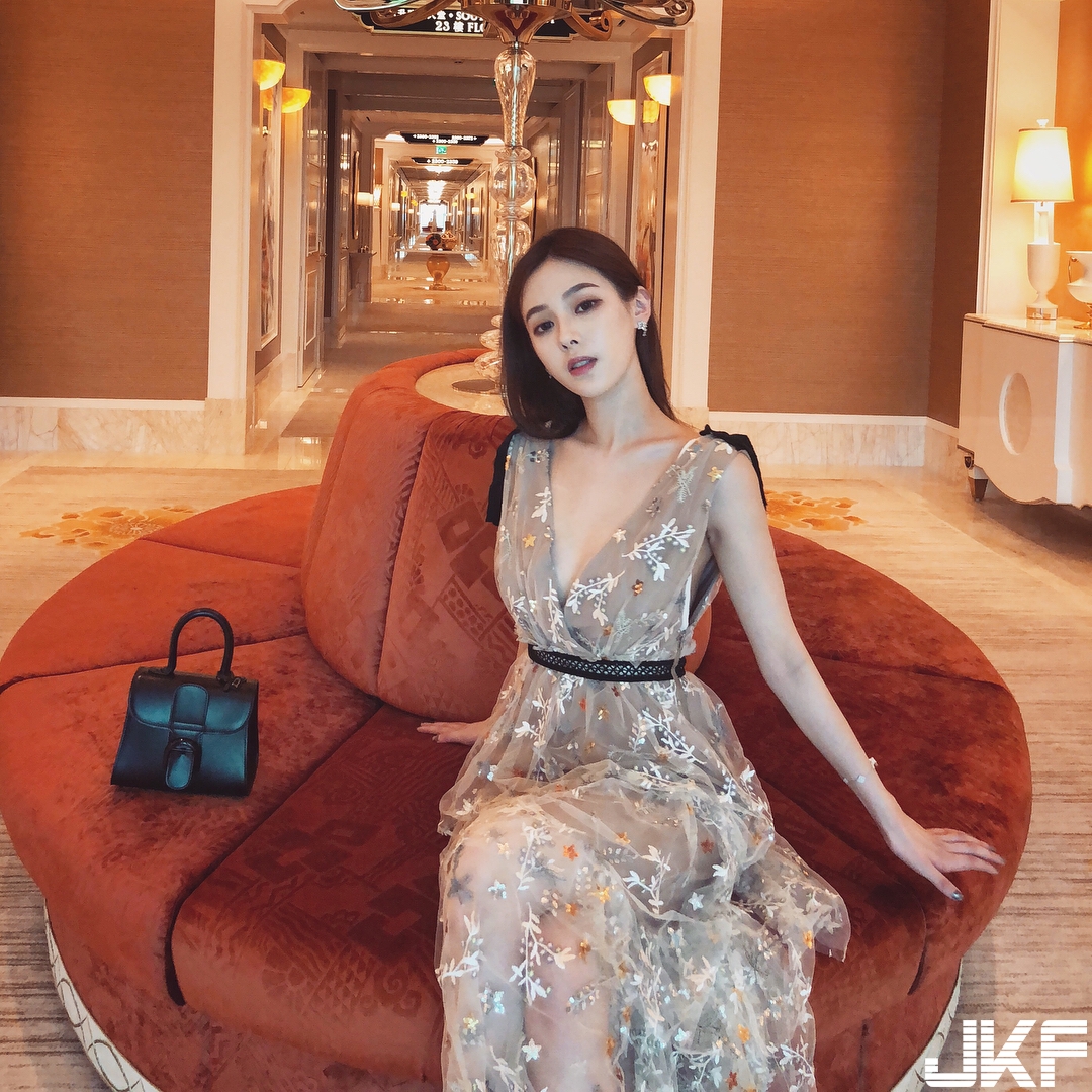 正妹就愛穿薄紗！霸氣外露的「氣質正妹」時尚穿搭搭配緊緻身材，根本就是名模！