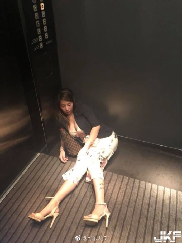 電梯撿屍「爆乳電梯妹」身材兇　他拖到床前天人交戰：該報警嗎