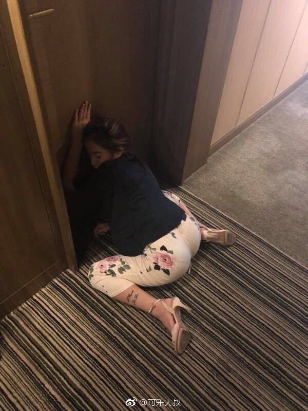 電梯撿屍「爆乳電梯妹」身材兇　他拖到床前天人交戰：該報警嗎