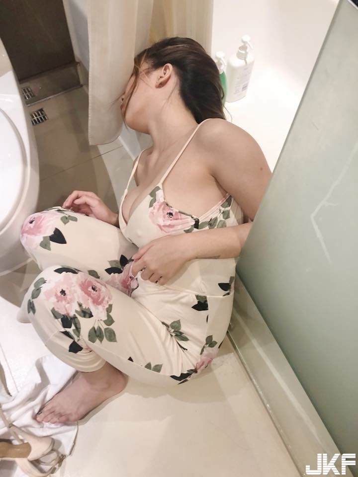 電梯撿屍「爆乳電梯妹」身材兇　他拖到床前天人交戰：該報警嗎