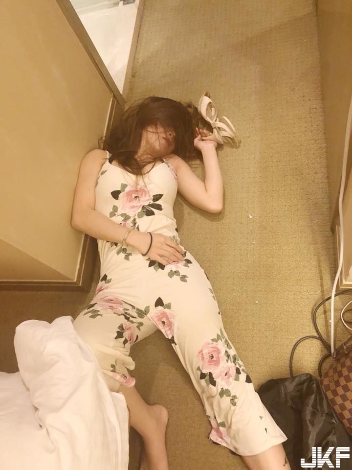 電梯撿屍「爆乳電梯妹」身材兇　他拖到床前天人交戰：該報警嗎