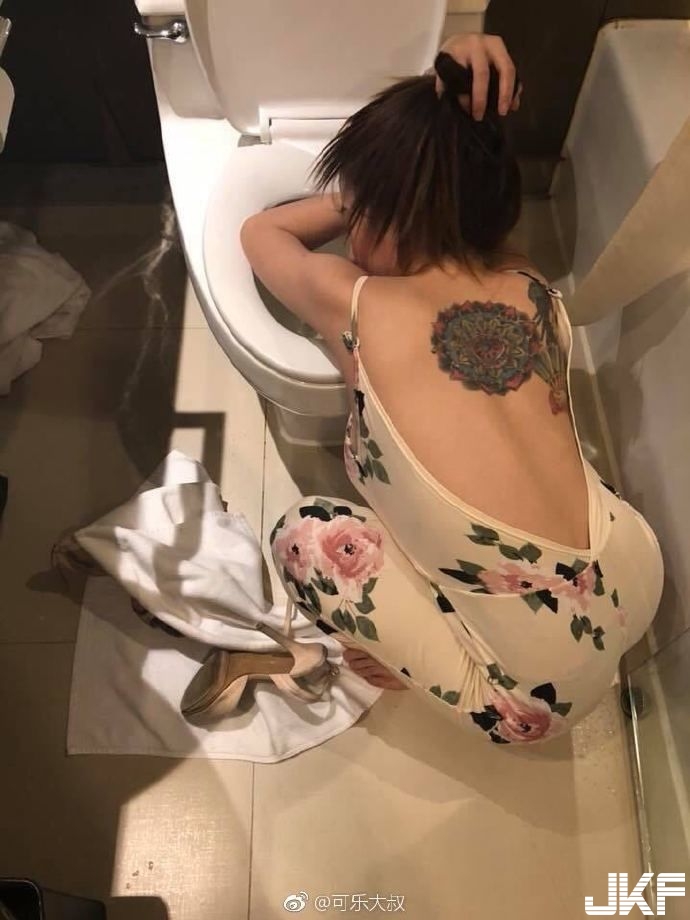 電梯撿屍「爆乳電梯妹」身材兇　他拖到床前天人交戰：該報警嗎