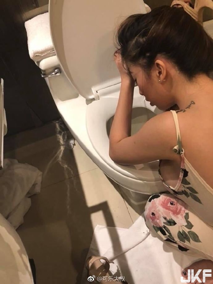 電梯撿屍「爆乳電梯妹」身材兇　他拖到床前天人交戰：該報警嗎