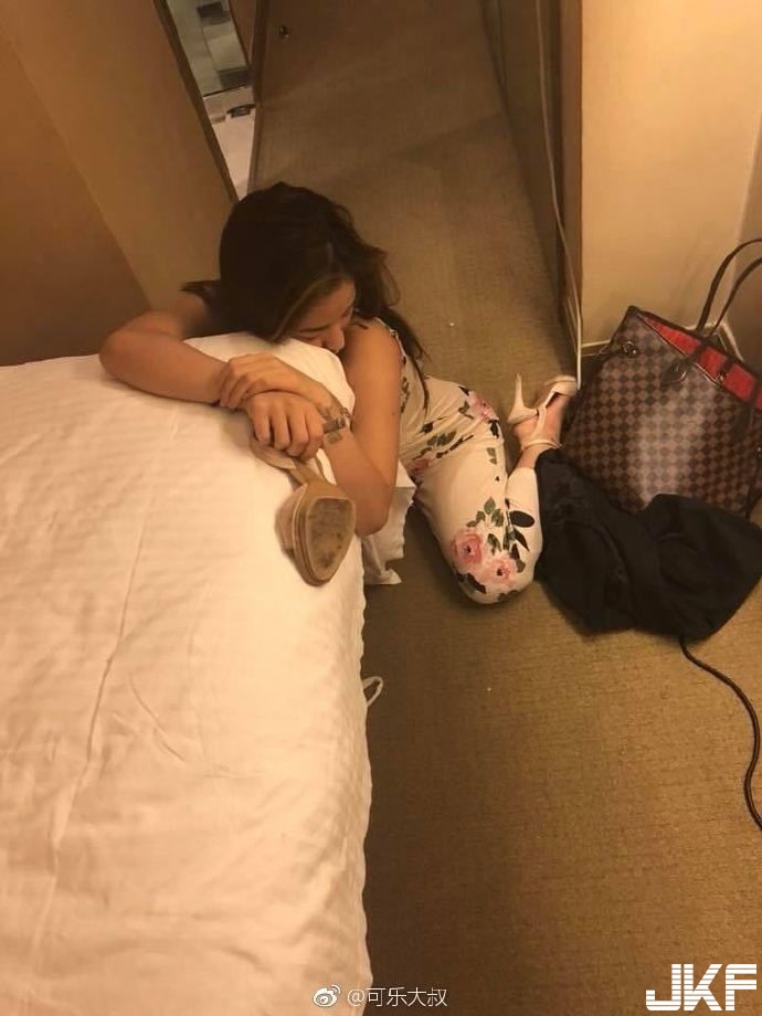 電梯撿屍「爆乳電梯妹」身材兇　他拖到床前天人交戰：該報警嗎