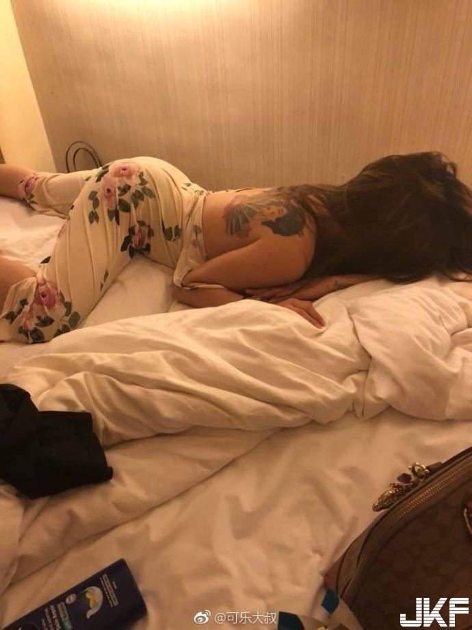 電梯撿屍「爆乳電梯妹」身材兇　他拖到床前天人交戰：該報警嗎