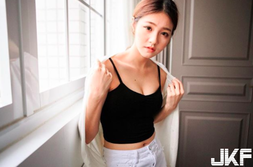 超商「美背正妹」辣翻！「雪白肌膚」讓人好衝動 網：這背影超想認識！