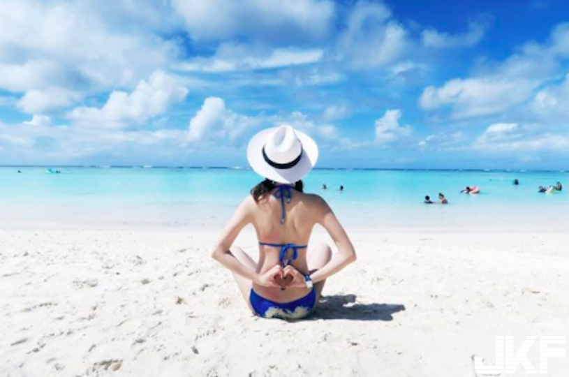 超商「美背正妹」辣翻！「雪白肌膚」讓人好衝動 網：這背影超想認識！