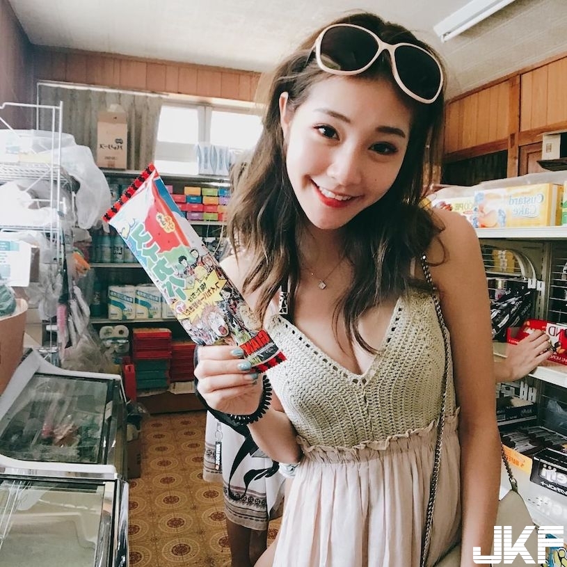 超商「美背正妹」辣翻！「雪白肌膚」讓人好衝動 網：這背影超想認識！
