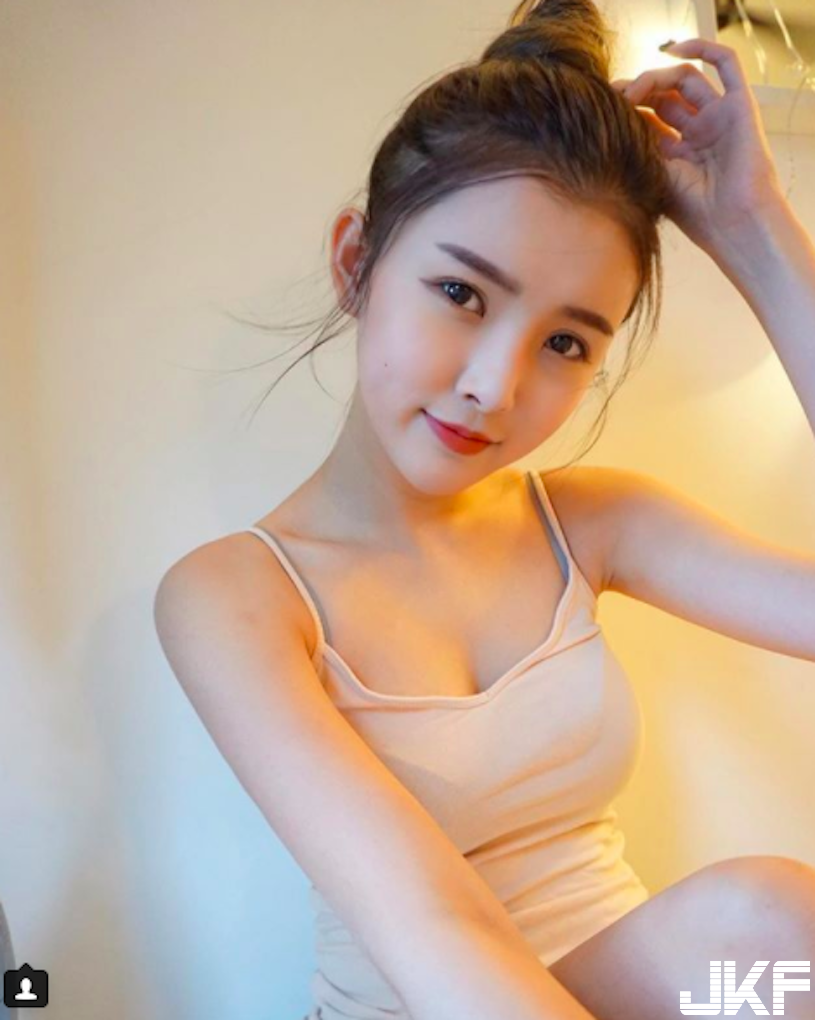 仙女降臨！「大馬美胸女神」好有氣質，偶爾小露「白嫩美腿」反差讓人瞬間戀愛！