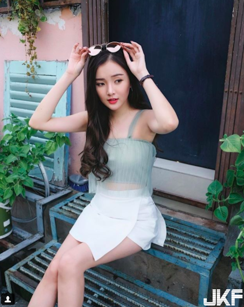 仙女降臨！「大馬美胸女神」好有氣質，偶爾小露「白嫩美腿」反差讓人瞬間戀愛！