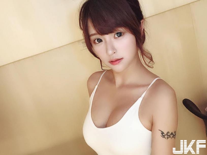甜美嫩妹置物櫃前「解放美乳」！「超誘人胸型」看得好頭暈喔！