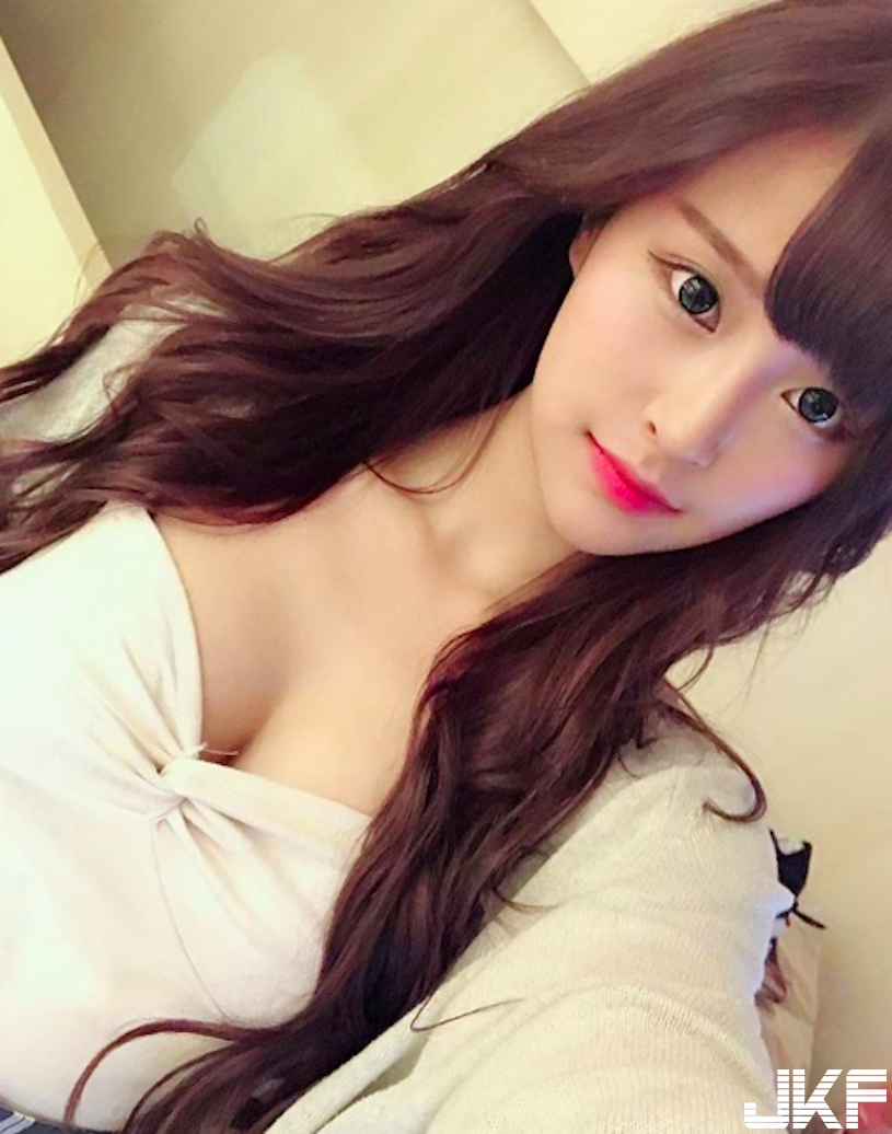 甜美嫩妹置物櫃前「解放美乳」！「超誘人胸型」看得好頭暈喔！