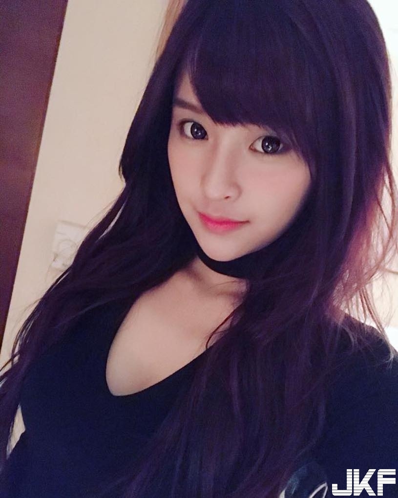 甜美嫩妹置物櫃前「解放美乳」！「超誘人胸型」看得好頭暈喔！