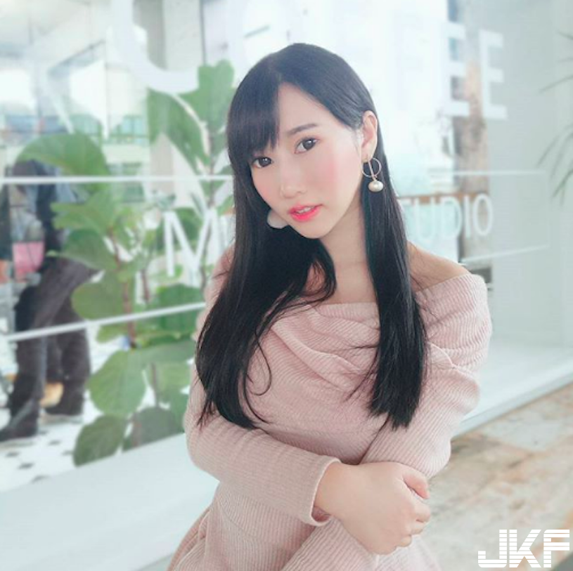 這表情可以！「白嫩美乳正妹」大露南半球伸張正義，但小白兔越看越想欺負啊！