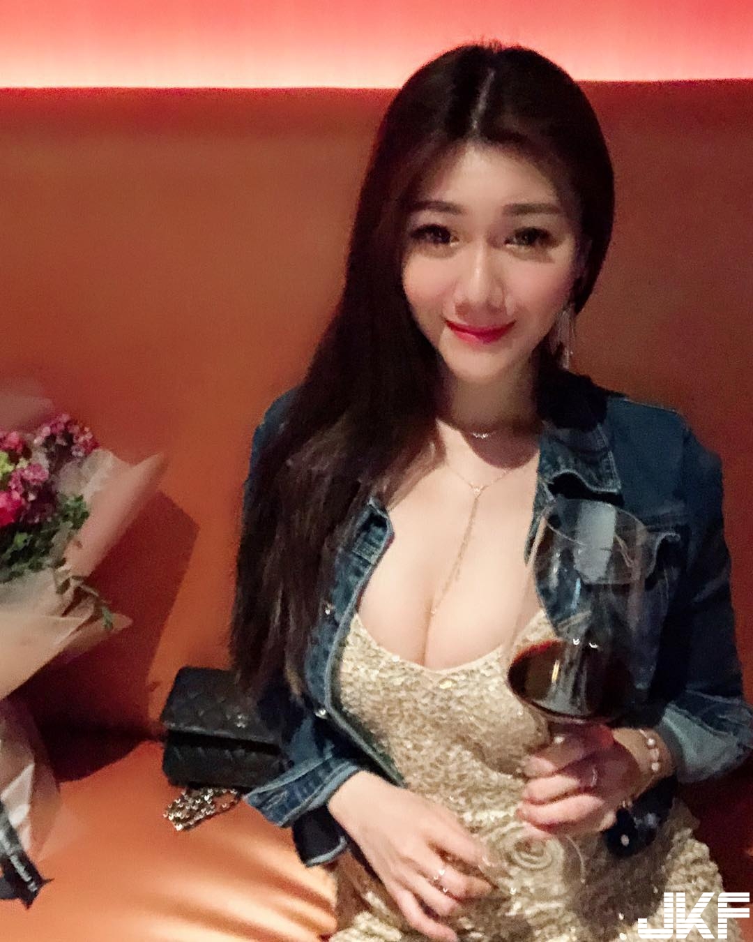 花店「正妹老闆娘」爆乳提供服務　白嫩奶球快從衣服掉出來！