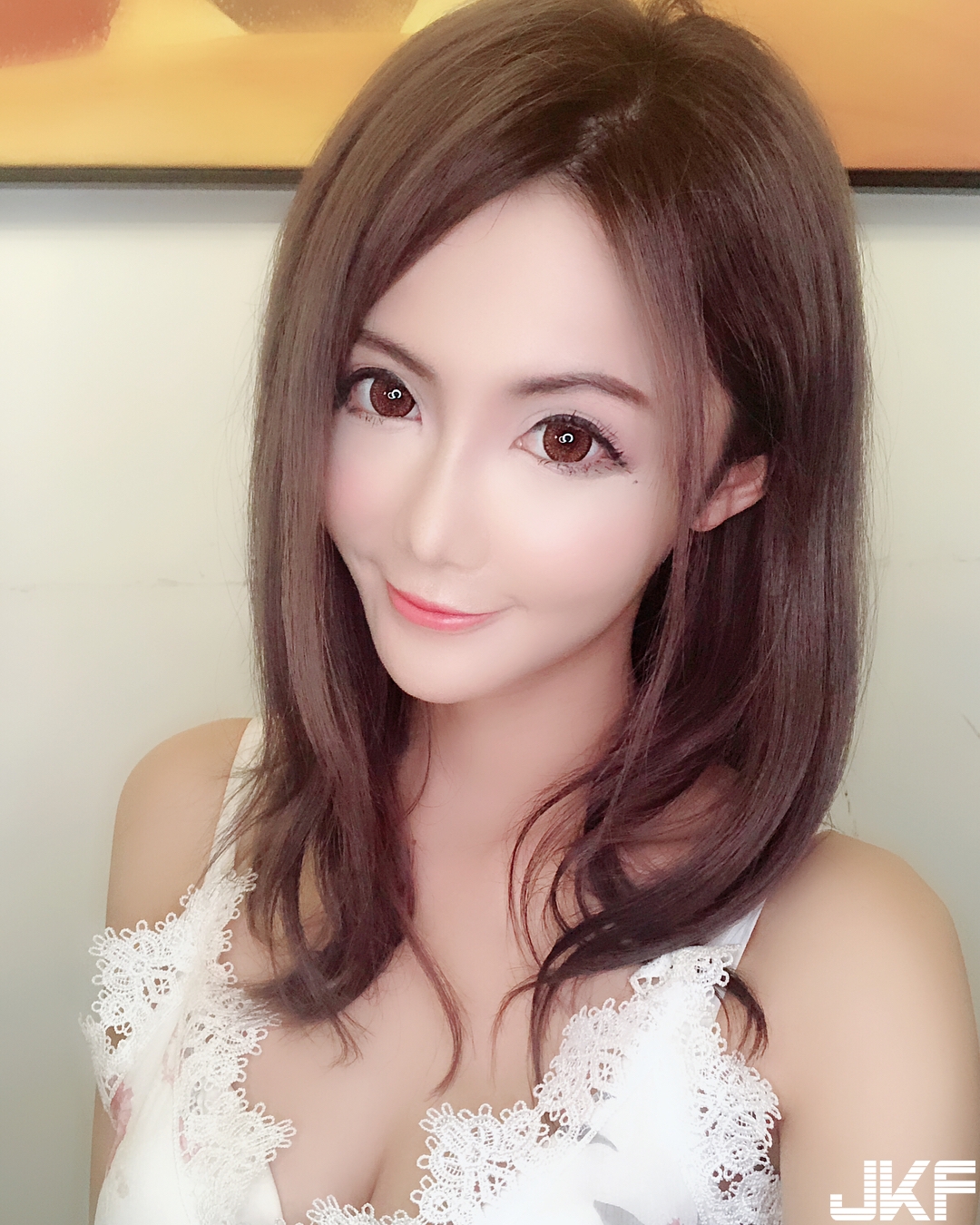 「爆乳小妖精」大露性感美背！火辣身材與魅惑笑容把你電的全身酥嘛！