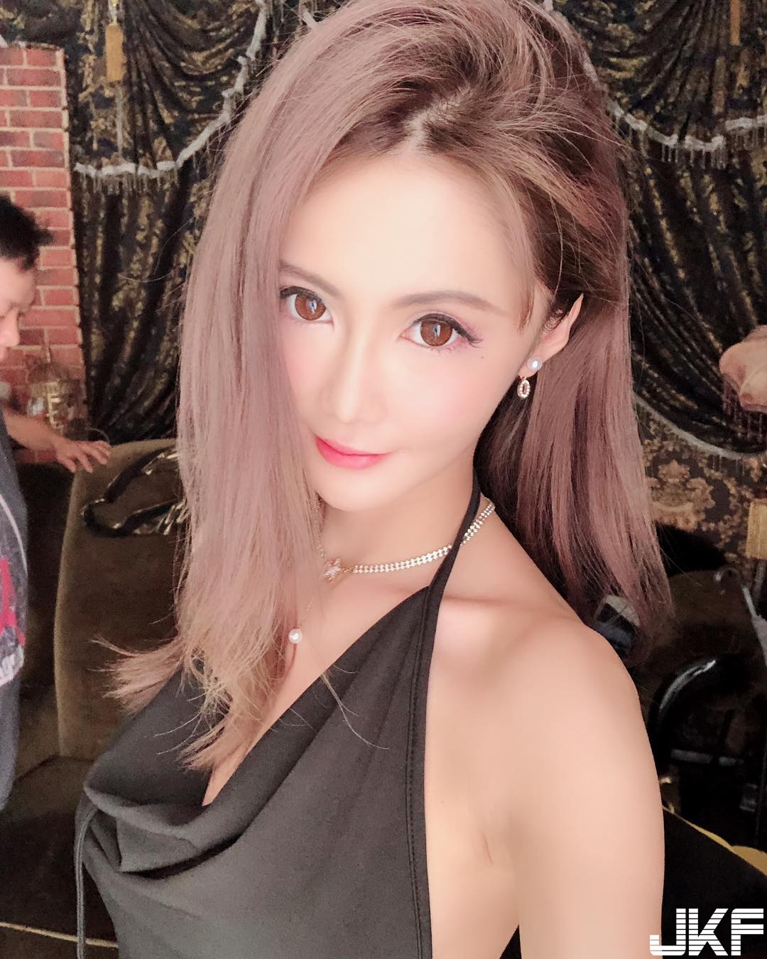 「爆乳小妖精」大露性感美背！火辣身材與魅惑笑容把你電的全身酥嘛！