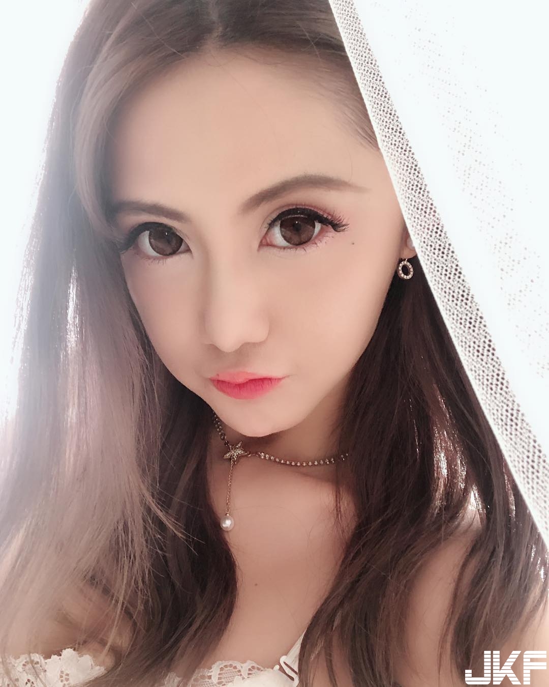 「爆乳小妖精」大露性感美背！火辣身材與魅惑笑容把你電的全身酥嘛！