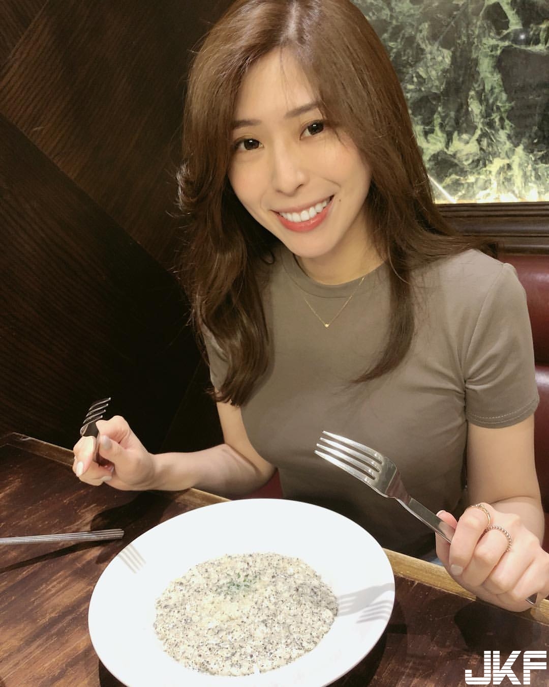 遠航正妹空姐 Angela Su 修長美腿自拍也是想網友支持她一下 - 素人正妹 -