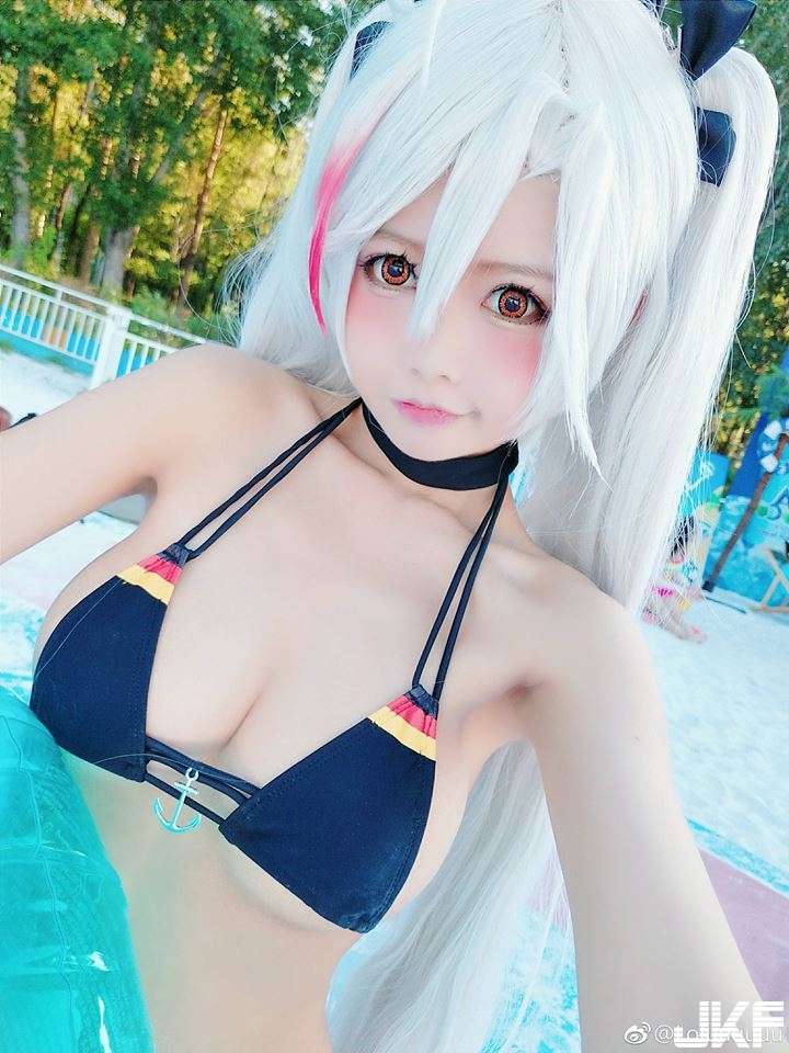 「大奶萌妹」cosplay好吸睛！「白嫩巨乳」遮不住跑出來，小隻馬太狂啦！