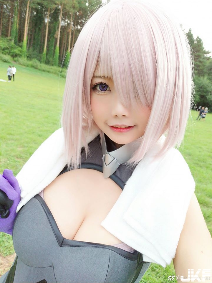 「大奶萌妹」cosplay好吸睛！「白嫩巨乳」遮不住跑出來，小隻馬太狂啦！