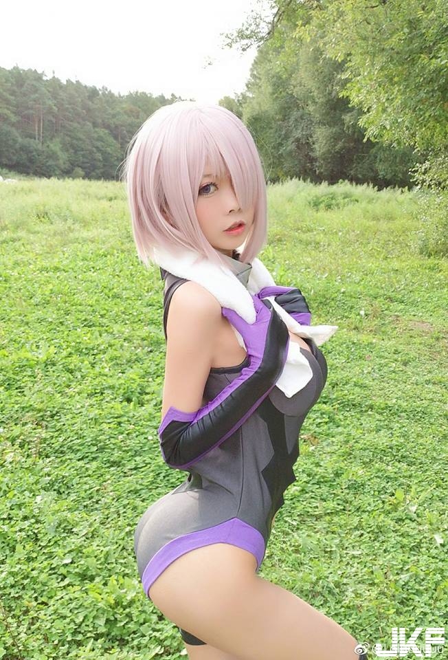 「大奶萌妹」cosplay好吸睛！「白嫩巨乳」遮不住跑出來，小隻馬太狂啦！