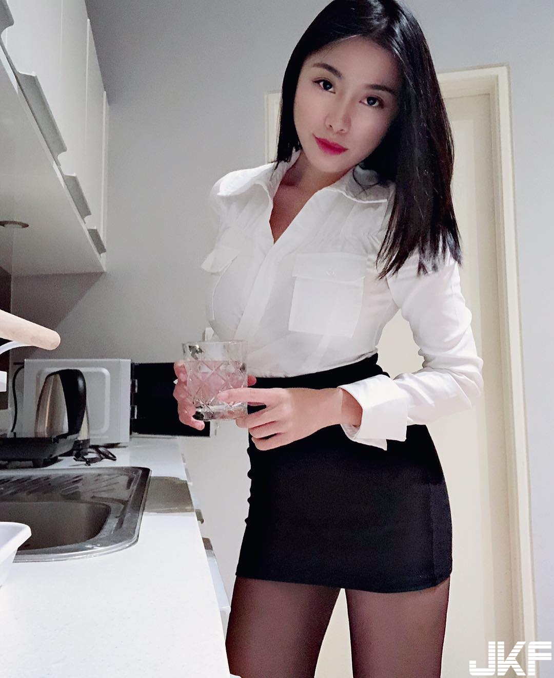 能幹「爆乳秘書」飽滿上圍快把襯衫扣子撐壞！私下竟然穿著透明肚兜！