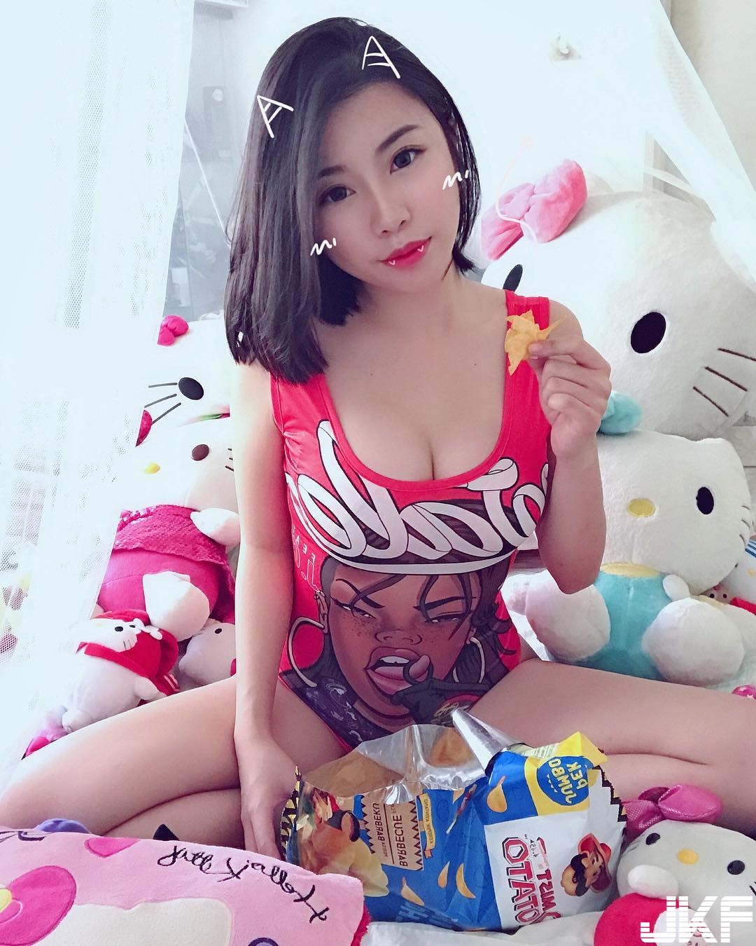 能幹「爆乳秘書」飽滿上圍快把襯衫扣子撐壞！私下竟然穿著透明肚兜！