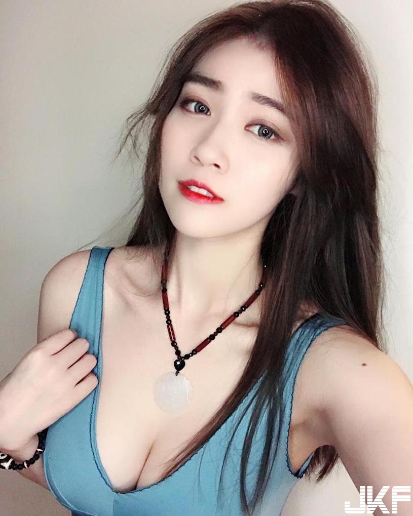 正翻！Twitch正妹火辣開台，「白嫩美乳」看了好想呵護她！