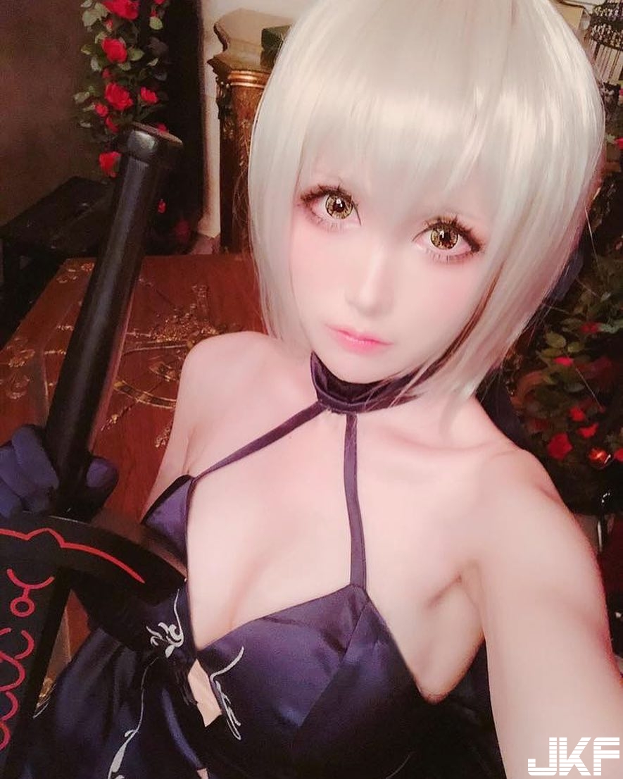 「跨次元正妹Coser」大爆美乳　逆天長腿無法招架！私下竟是個清純妹子！