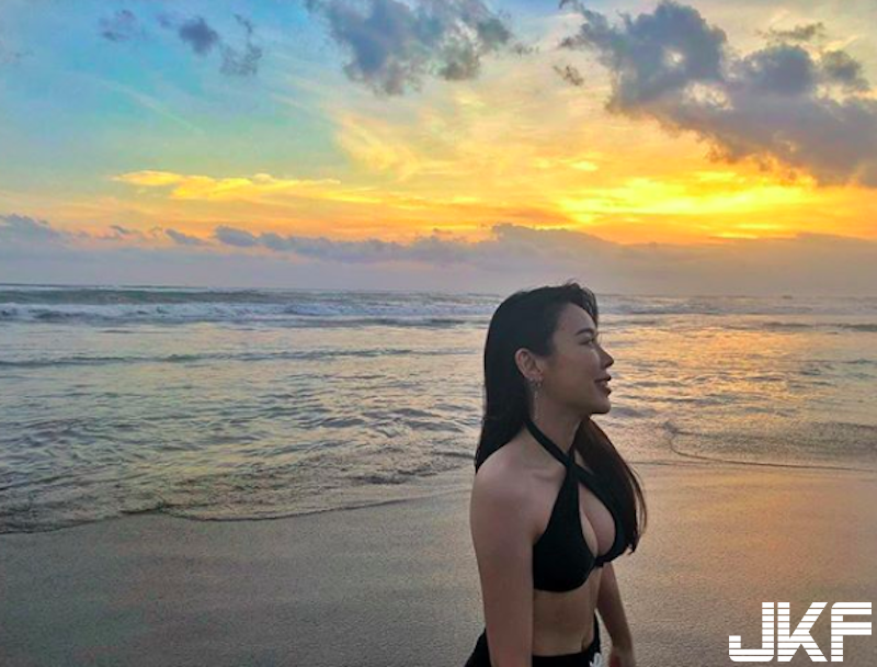 辣到我了！「長髮美乳妹」穿衣太狂，雪紡襯衫「中路開開」全看到啦！