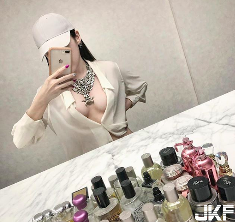 辣到我了！「長髮美乳妹」穿衣太狂，雪紡襯衫「中路開開」全看到啦！