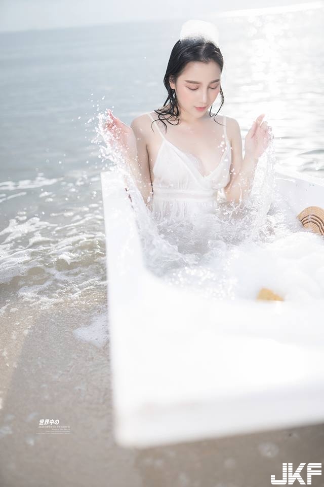 沙灘上洗澡！「白嫩美乳妹」海邊浴缸內濕身！雪白肌膚閃閃發光！