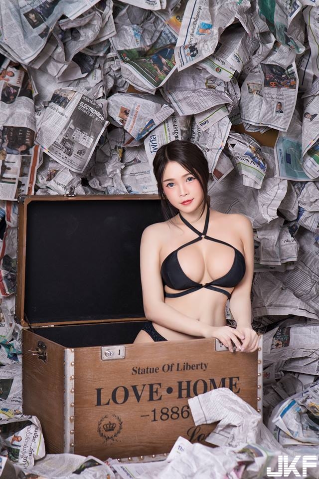 開箱啦！快遞寄送「比基尼正妹」讓人戀愛！「渾圓美胸」整個蹦出來！