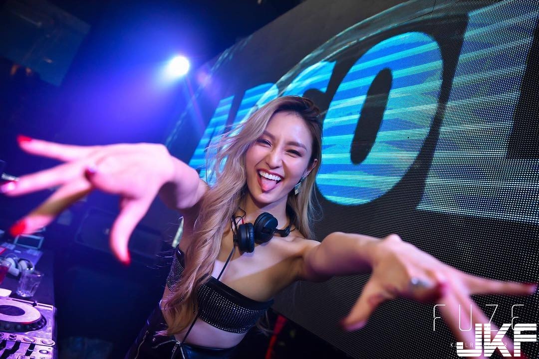 火辣「爆乳DJ」中路開開露兩顆飽滿奶球　隨著音樂節拍上下彈動！