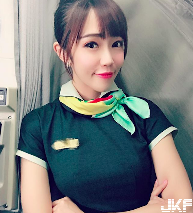 長榮空姐制服下有「超辣美乳」，惹火W型畫面讓網友都受不了&#8230;