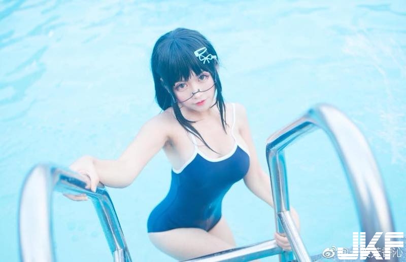 就愛穿泳衣！「巨乳coser美少女」岸邊秀長輩，「渾圓雪奶」擠出全是乳香！