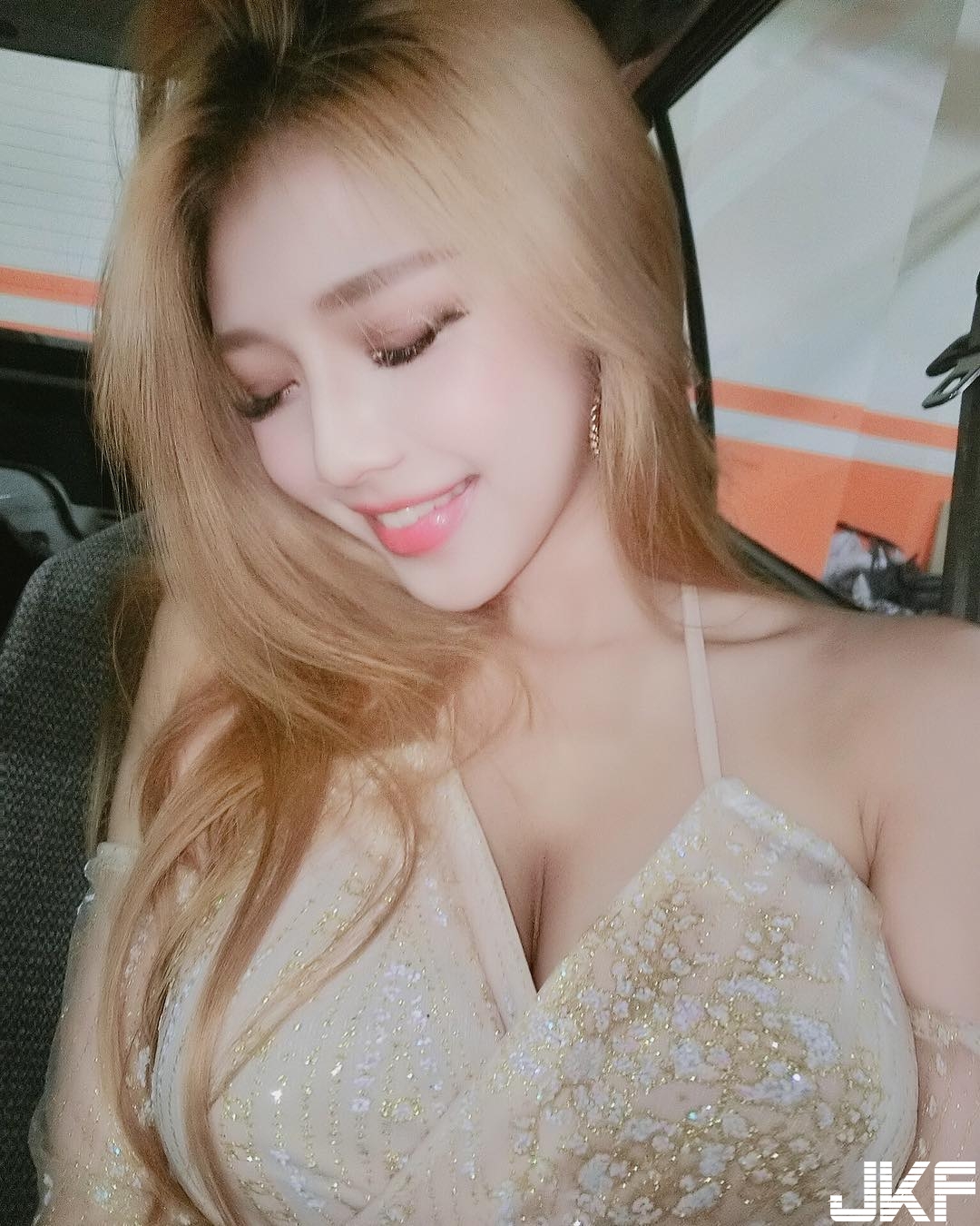 甜美正妹上圍超豐滿　連T-shirt也檔不住的「強大乳量」太猖狂！