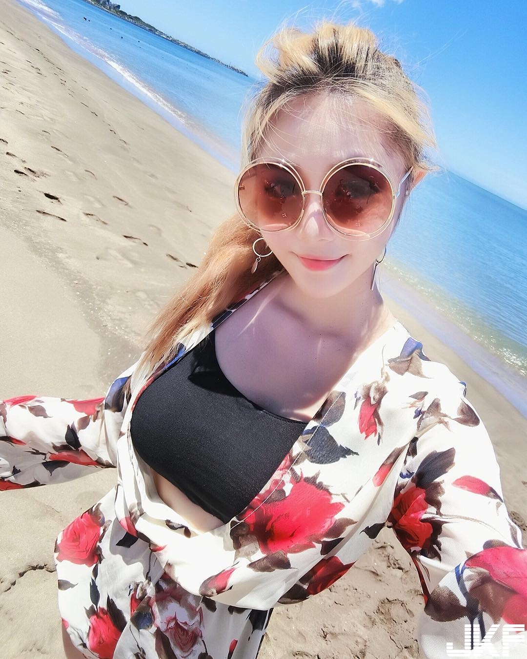 甜美正妹上圍超豐滿　連T-shirt也檔不住的「強大乳量」太猖狂！