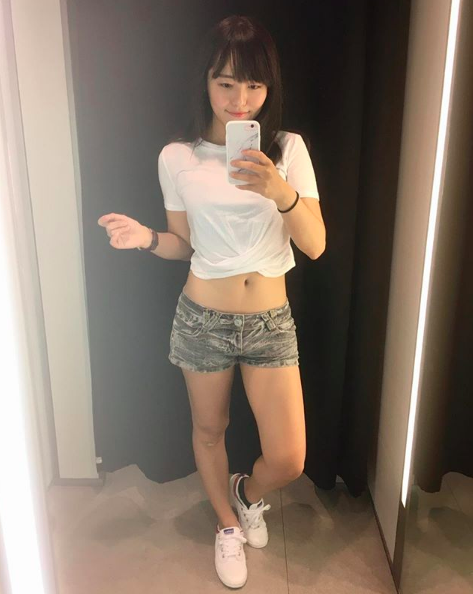 穿新睡衣先打卡！甜美正妹「爆乳睡衣」小露性感，一穿才發現胸前很有料啊！