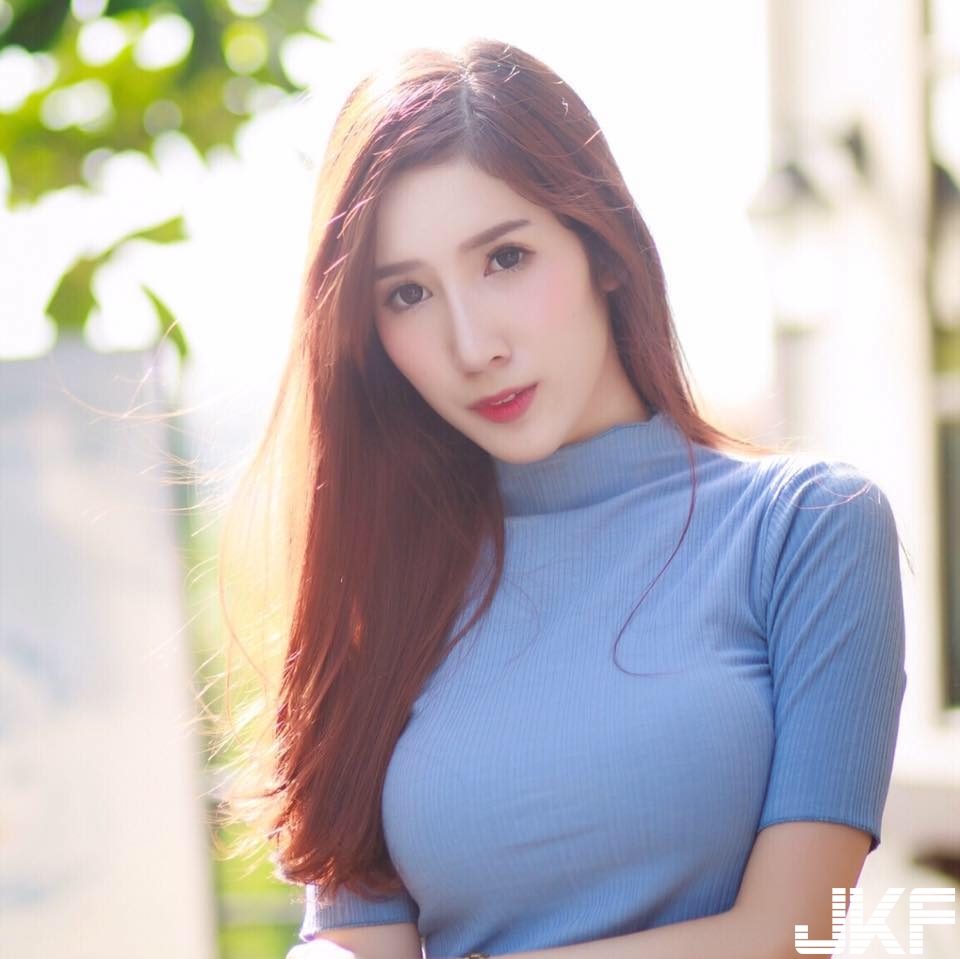 用奶頂牆！「長髮巨乳妹」比基尼不穿好耍壞壞，全身雪白看光光！