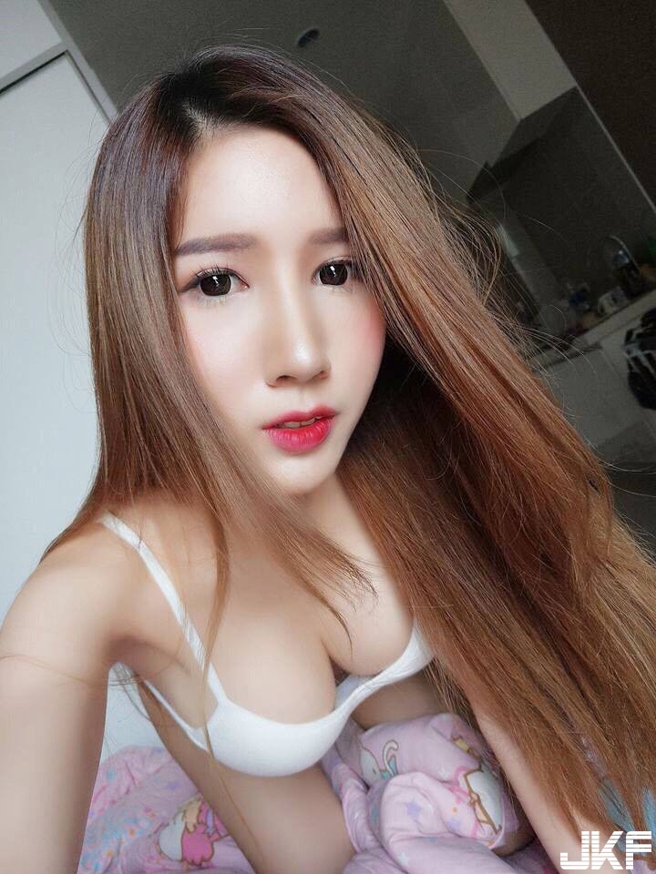用奶頂牆！「長髮巨乳妹」比基尼不穿好耍壞壞，全身雪白看光光！